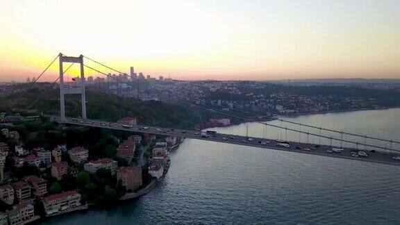 无人机在伊斯坦布尔夕阳下飞过FSM桥
