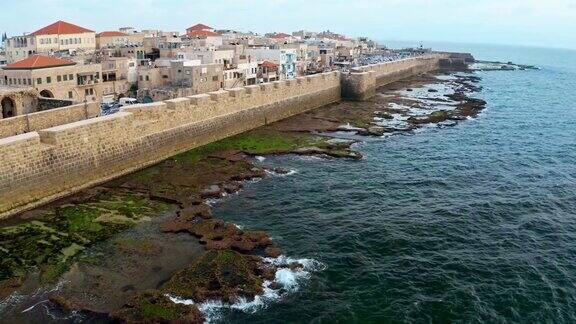 古老的城市英亩要塞在海上的石头海岸线上