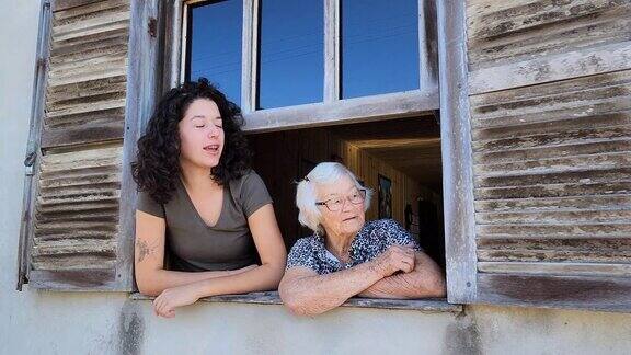 奶奶和孙女在窗前有说有笑