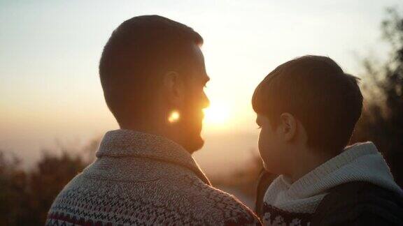 父亲和儿子花时间在一起的公路旅行父亲和儿子一起看美丽的日落
