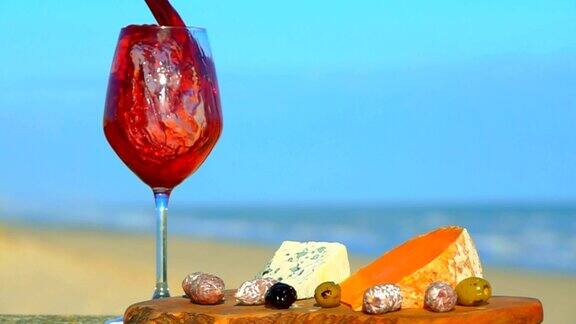 在大西洋沿岸野餐带着奶酪和葡萄酒