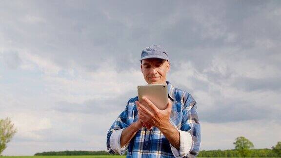 农民在检查田地时使用数字平板电脑