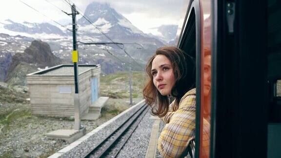 在马特洪峰附近的火车上看窗外的女人