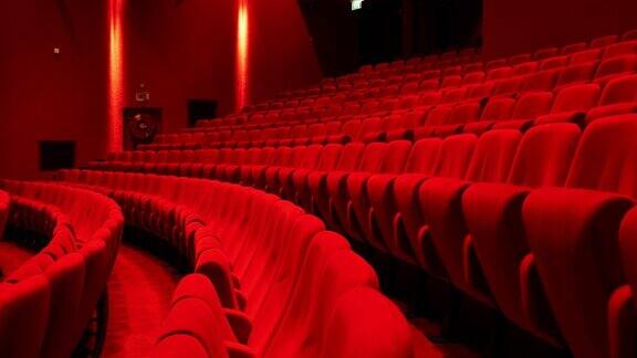 红色座椅在观众席水平滑块移动