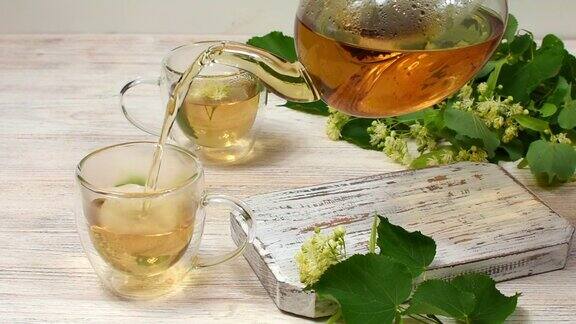菩提树茶是倒入一个透明的玻璃杯茶一杯茶