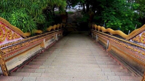 在泰国苏梅岛的西拉寺有蛇的楼梯
