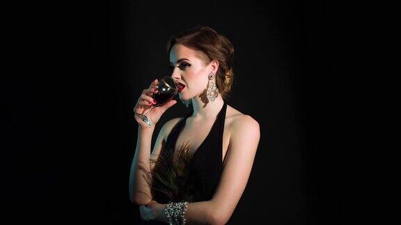 优雅的女士与一杯葡萄酒