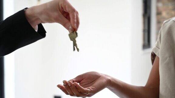 男房地产经纪人给女房主钥匙