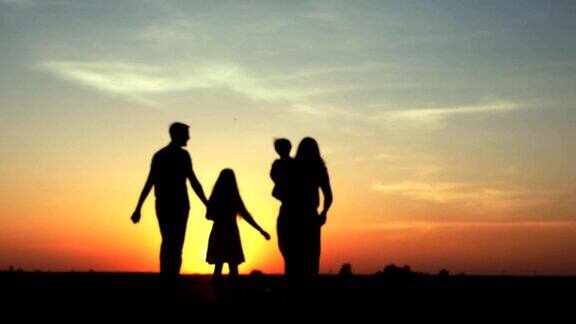 夕阳下一家人一起散步的剪影