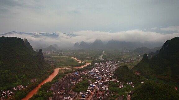 雾围绕着山峰和小山