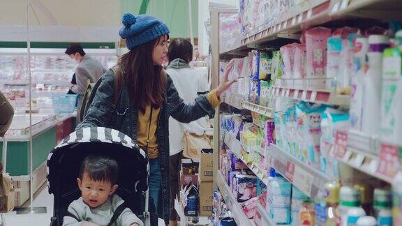 母亲和儿子在超市购物
