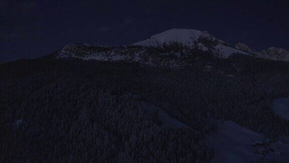 在Dolomites的ValGardena滑雪度假村山村的空中夜景