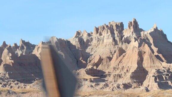 近距离观察:在BadlandsNP陡峭的岩石砂岩山脉映衬着清澈的蓝天