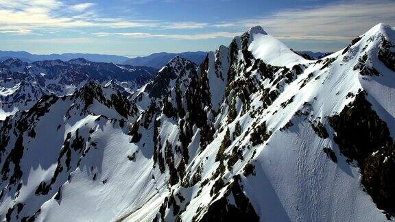 双剪辑航拍陡峭的山面对雪峰