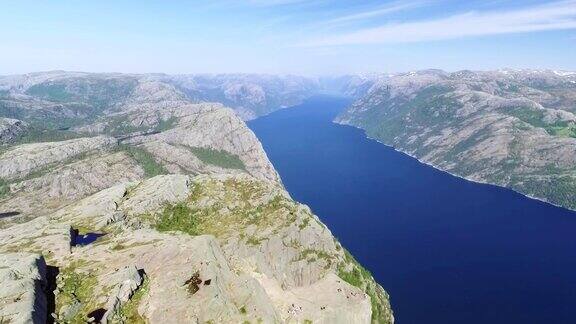 挪威吕瑟峡湾的布道石讲坛摇滚的视频鸟瞰图