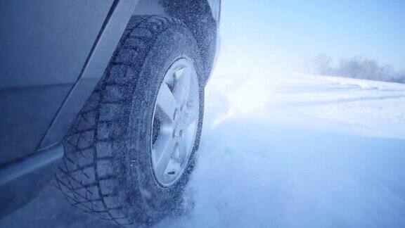 开车穿过厚厚的积雪相机上的雪花飘动