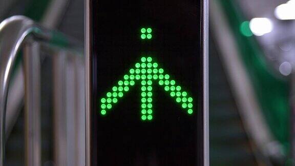 方向标志灯指示自动扶梯的运行方向