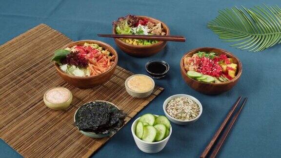 煮熟的poke碗与切片蔬菜鱼和绿叶植物干海藻传统的夏威夷美食在餐桌上的特写健康的素食亚洲素食生食筷子