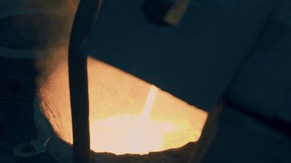 一股强烈的熔融金属流流入熔炉金属加工过程冶金学特写镜头4k