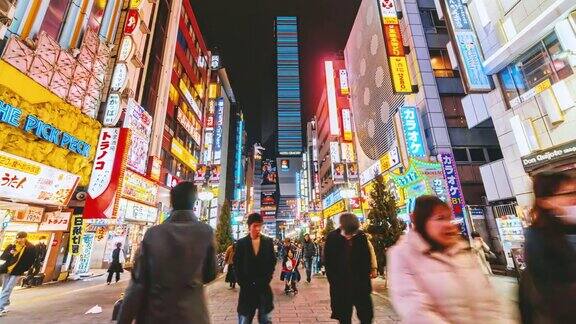 夜深人静的新宿日本东京街头熙熙攘攘的人群