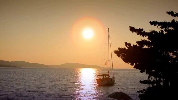 日落时海上的游艇