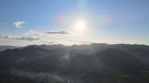 早晨的气氛光线照耀下位于泰国北部的南邦省