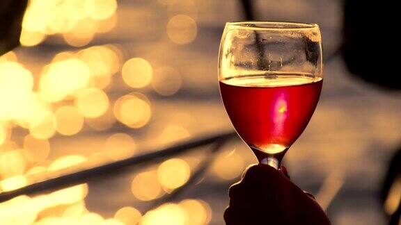 在日落航行时喝葡萄酒
