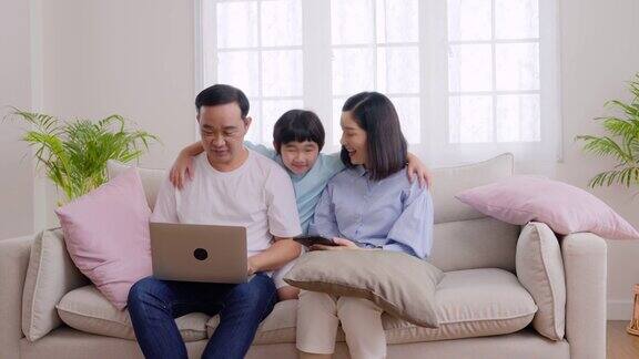 快乐的亚洲家庭在家工作