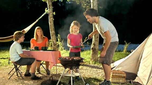 一家人在露营地烧烤