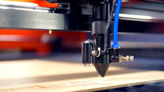 特写镜头高精度的工业机器人激光切割机零件