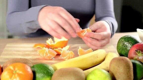 在切菜板上做完美水果沙拉的女人
