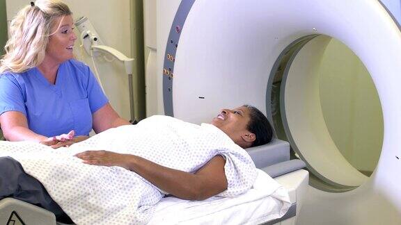 一位非裔美国妇女正在做CT扫描