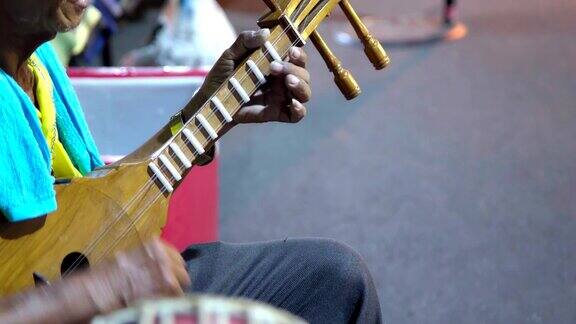 泰国音乐家弹奏泰国吉他或泰国传统古代乐器或Sueng