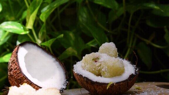 椰子片糖果新鲜椰子洒在香甜的椰子球上