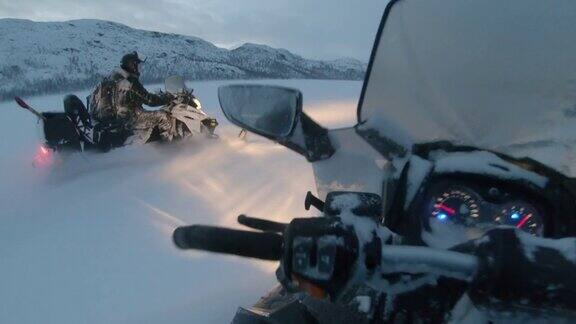 在挪威驾驶雪地摩托超速行驶