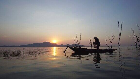 当地渔民早晨撒网捕鱼的生活方式录像