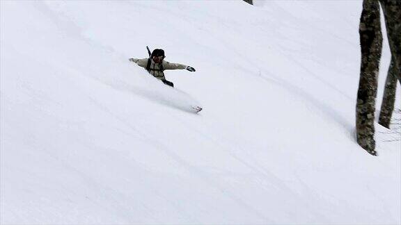一位滑雪者缓缓从山坡上滑下来