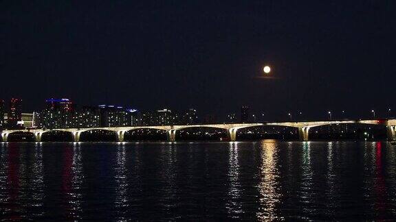 满月照在汉江和元孝桥上韩国首尔