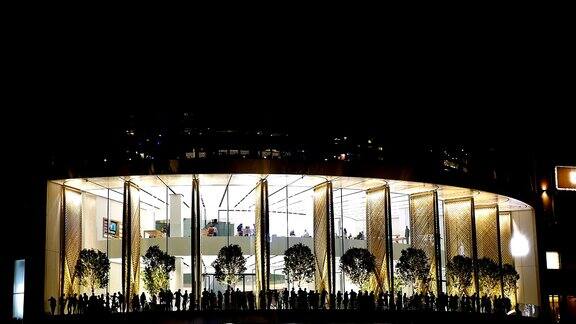 在迪拜购物中心最大的露台上人们可以看到哈利法塔和迪拜喷泉的夜景