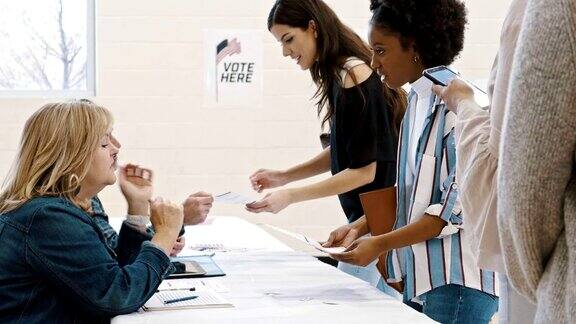热心的投票站志愿者在选举日帮助选民