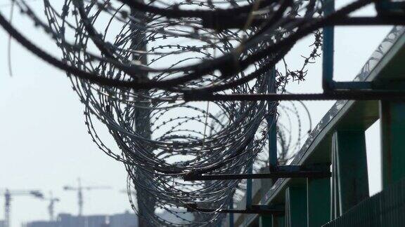 篱笆上有铁丝网监狱的围墙