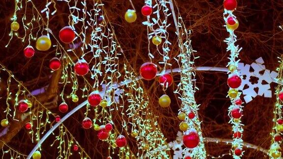 圣诞树上有新年花环和圣诞装饰品一颗红星街上有气球