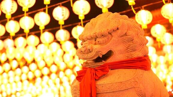 农历新年在中国寺庙守护狮子雕像