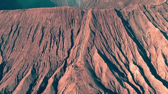 鸟瞰图的游客攀登火山口的溴印尼