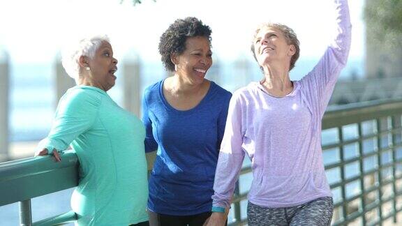 三个多民族的成熟和年长的女人有说有笑