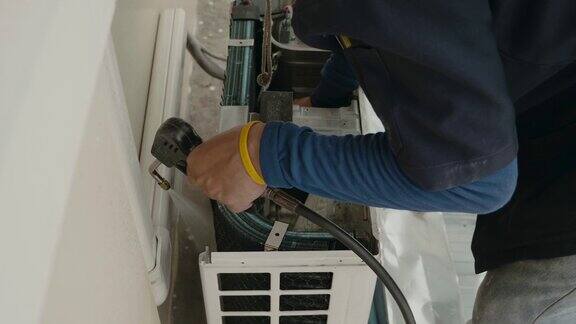 一个工人正在修理空调