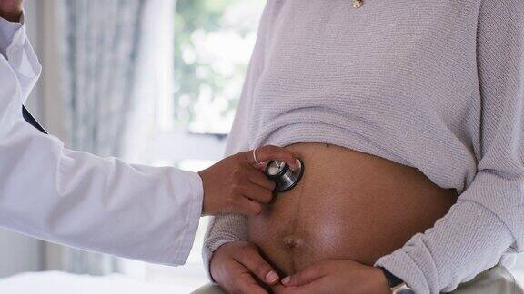 一个医生用听诊器检查孕妇的4k视频片段