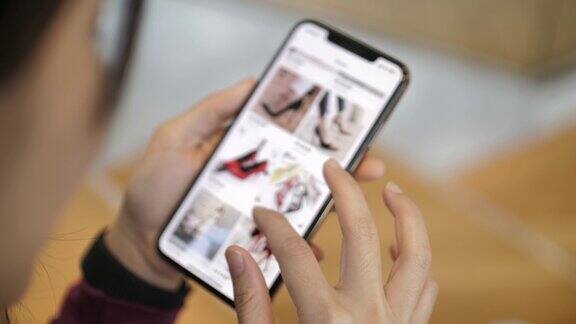 女人在智能手机上购物