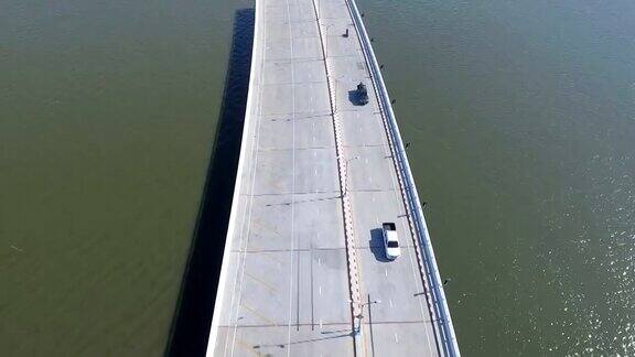 关于水资源的道路从空中飞过一条河上的公路桥