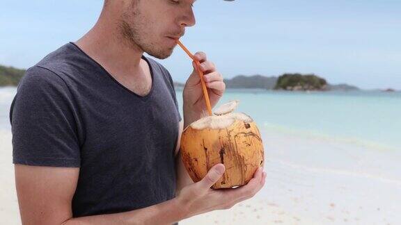 男人喝椰子的特写镜头